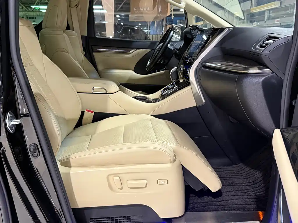 Toyota Alphard — миниатюра 6