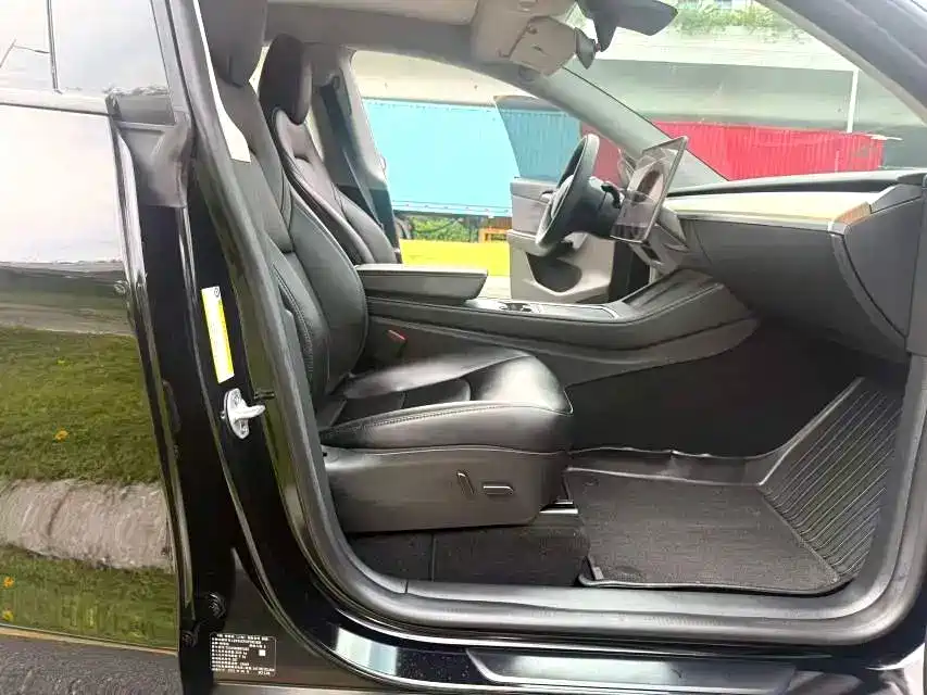 Tesla Model Y — миниатюра 9