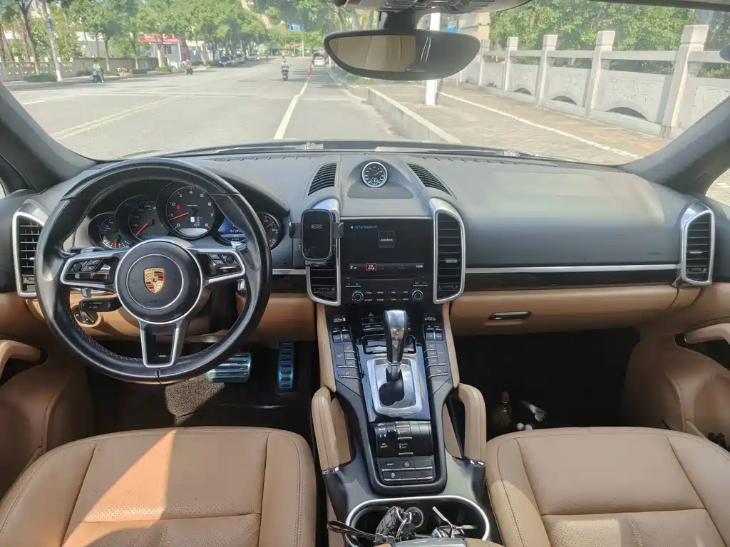 Porsche Cayenne — миниатюра 8