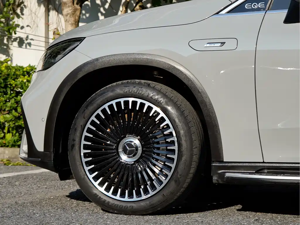 Mercedes-Benz EQE SUV — миниатюра 9
