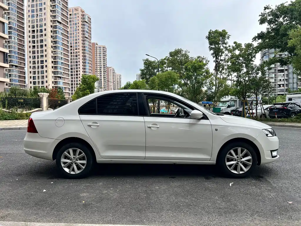 Skoda Rapid 1.6L Manual Innovation Edition, фото 4