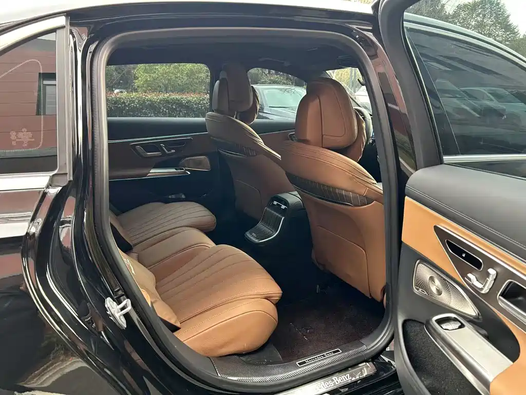 Mercedes-Benz E-Class — миниатюра 8