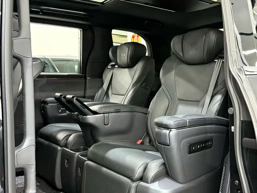 Lexus LM 2023 500h мест