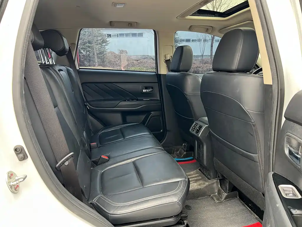 MITSUBISHI OUTLANDER