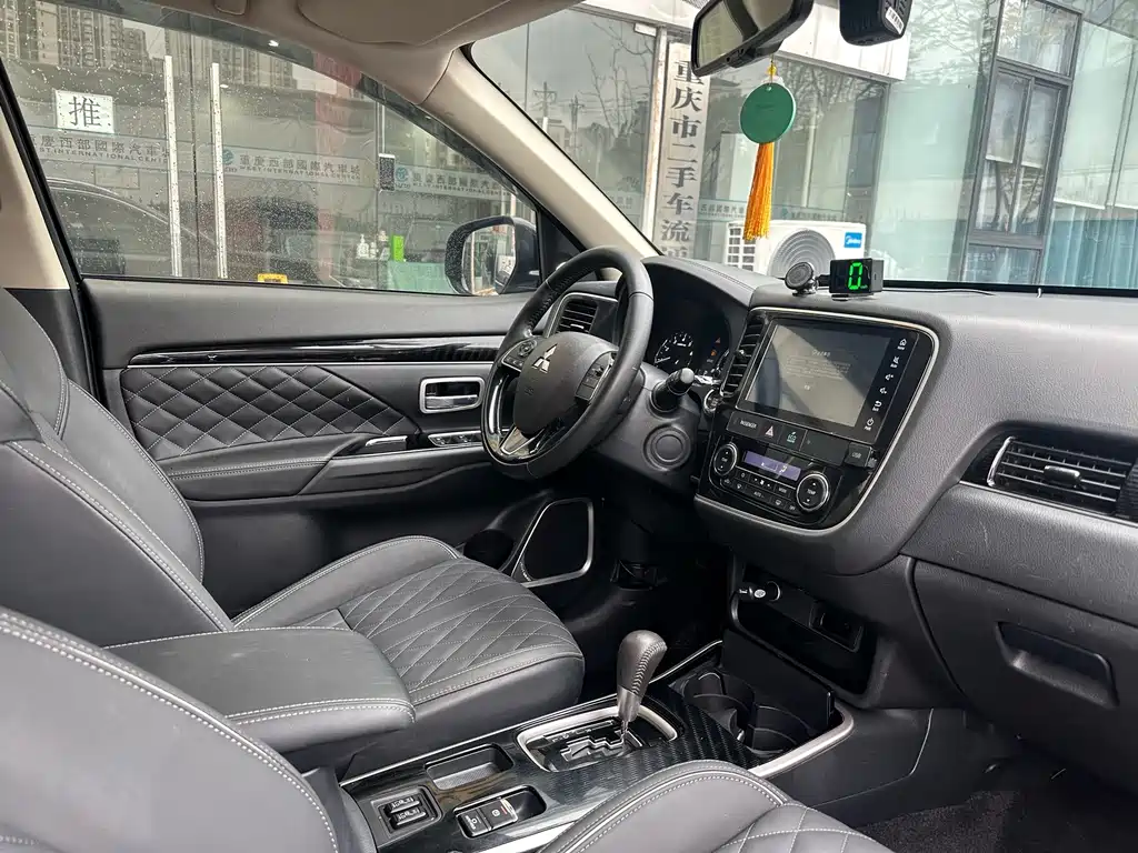 MITSUBISHI OUTLANDER