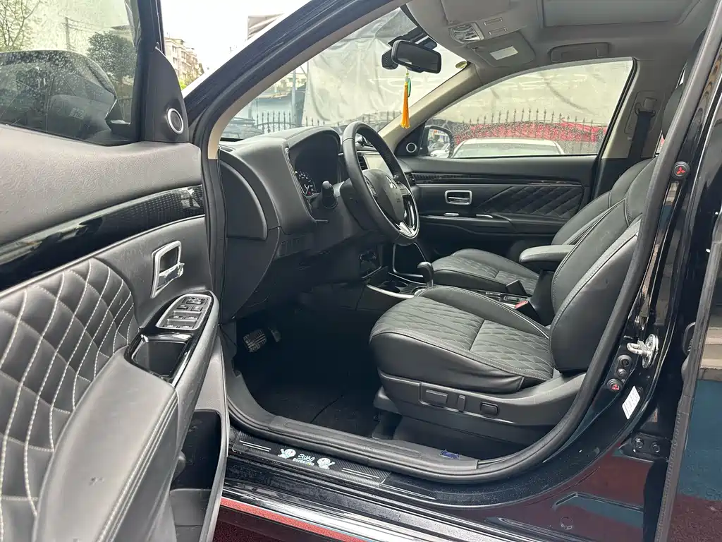 MITSUBISHI OUTLANDER