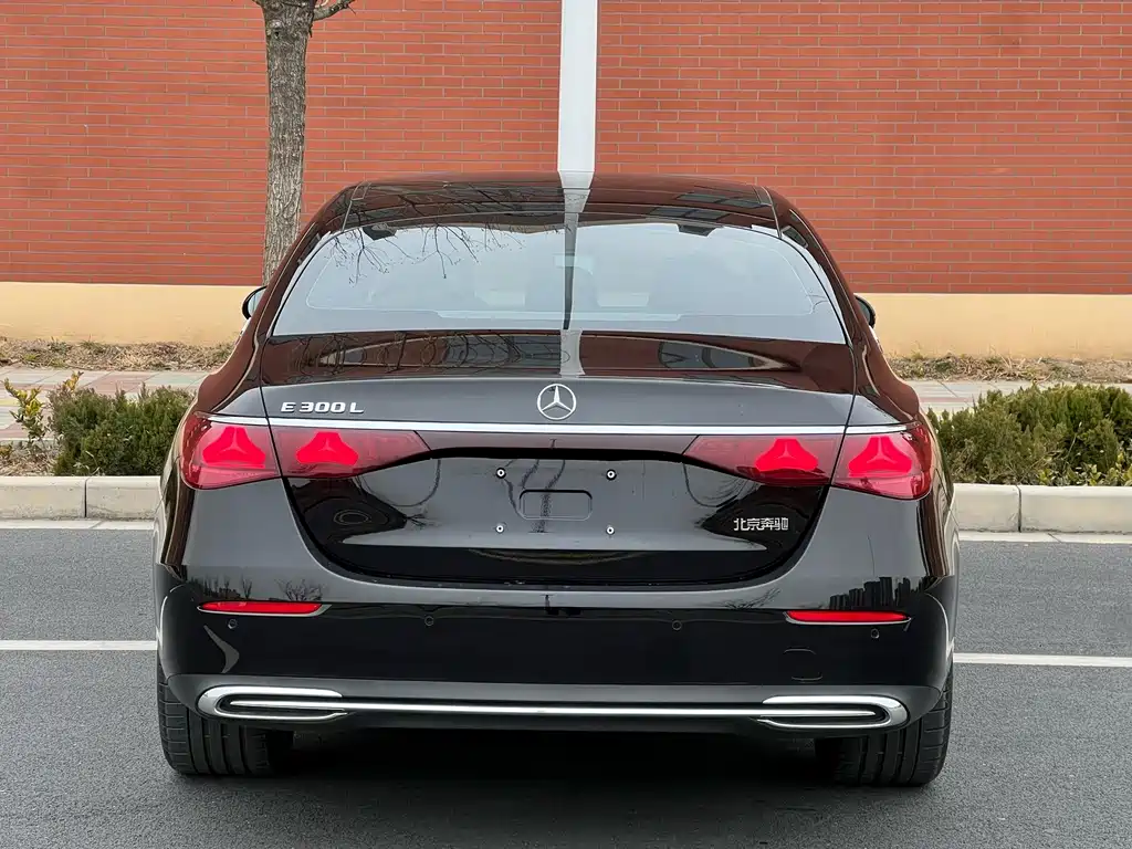 Mercedes-Benz E-Class — миниатюра 8