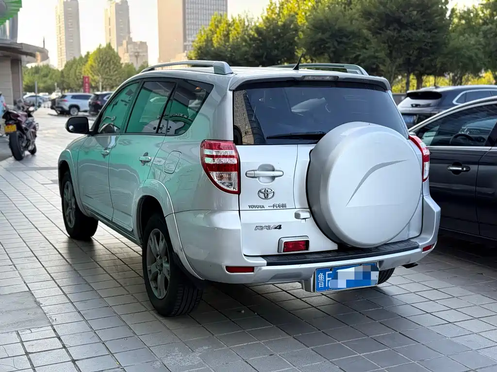 Toyota RAV4 — миниатюра 4