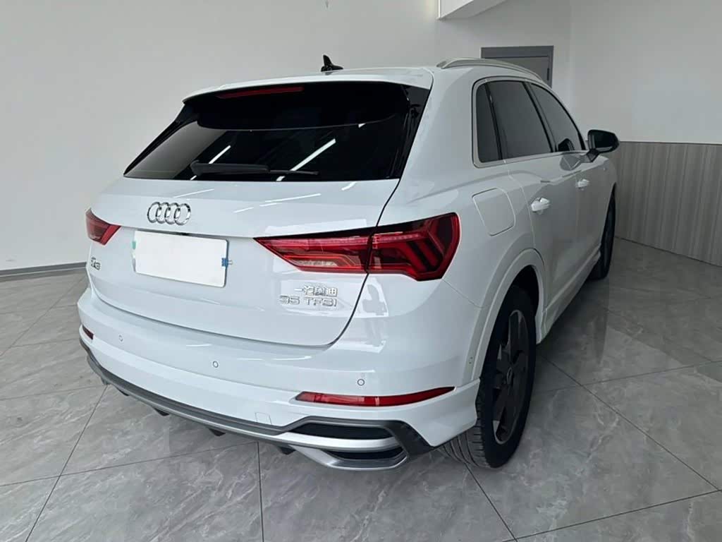 Audi Q3 1.4 л 2022 г. Белый, пробег 28000 км