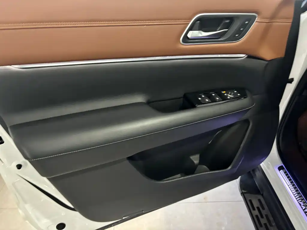 NISSAN EXPLORING THE LAND