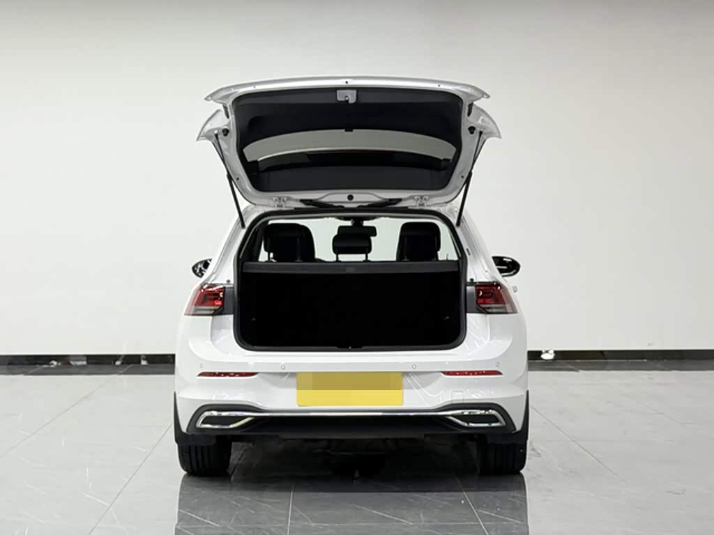 Volkswagen Golf 1.4 л 2023 г. Белый, пробег 20000 км