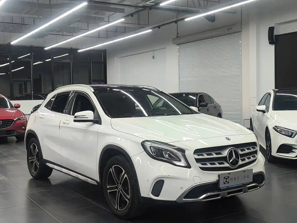 MERCEDES-BENZ GLA