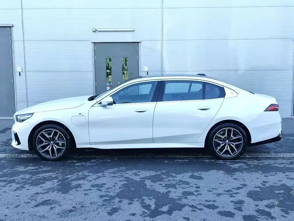BMW i5 — миниатюра 4
