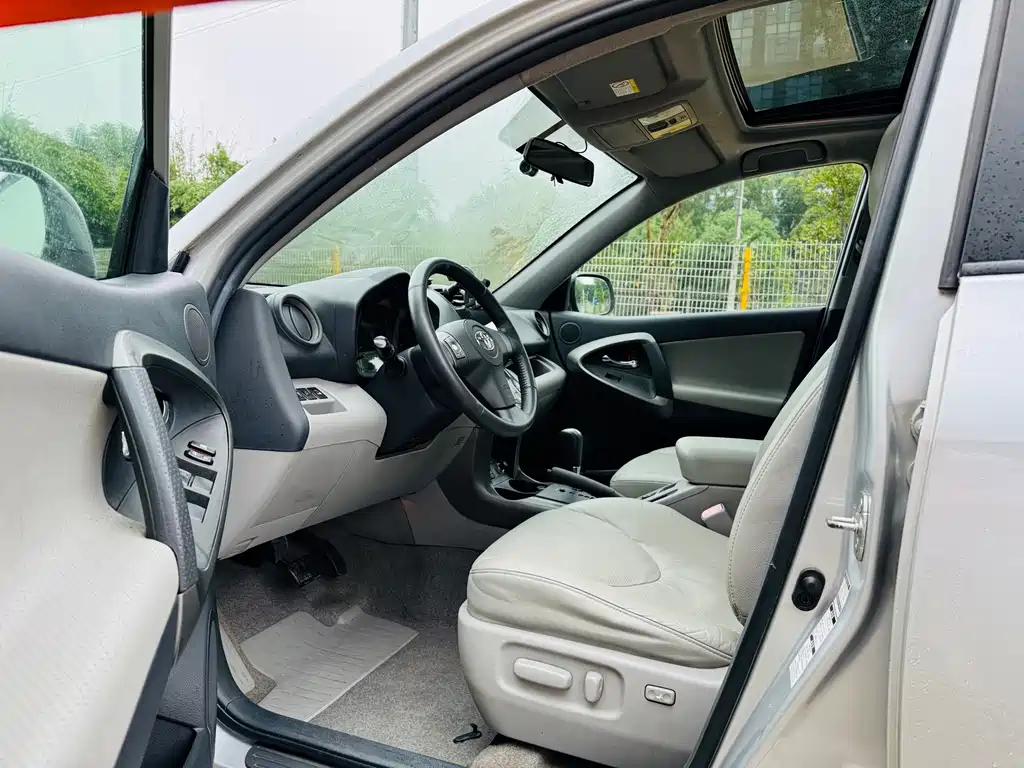 Toyota RAV4 — миниатюра 4