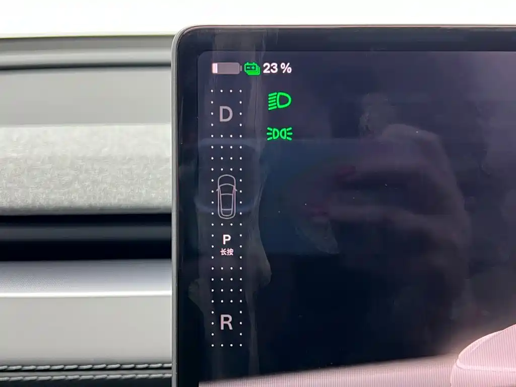 Tesla Model Y — миниатюра 20