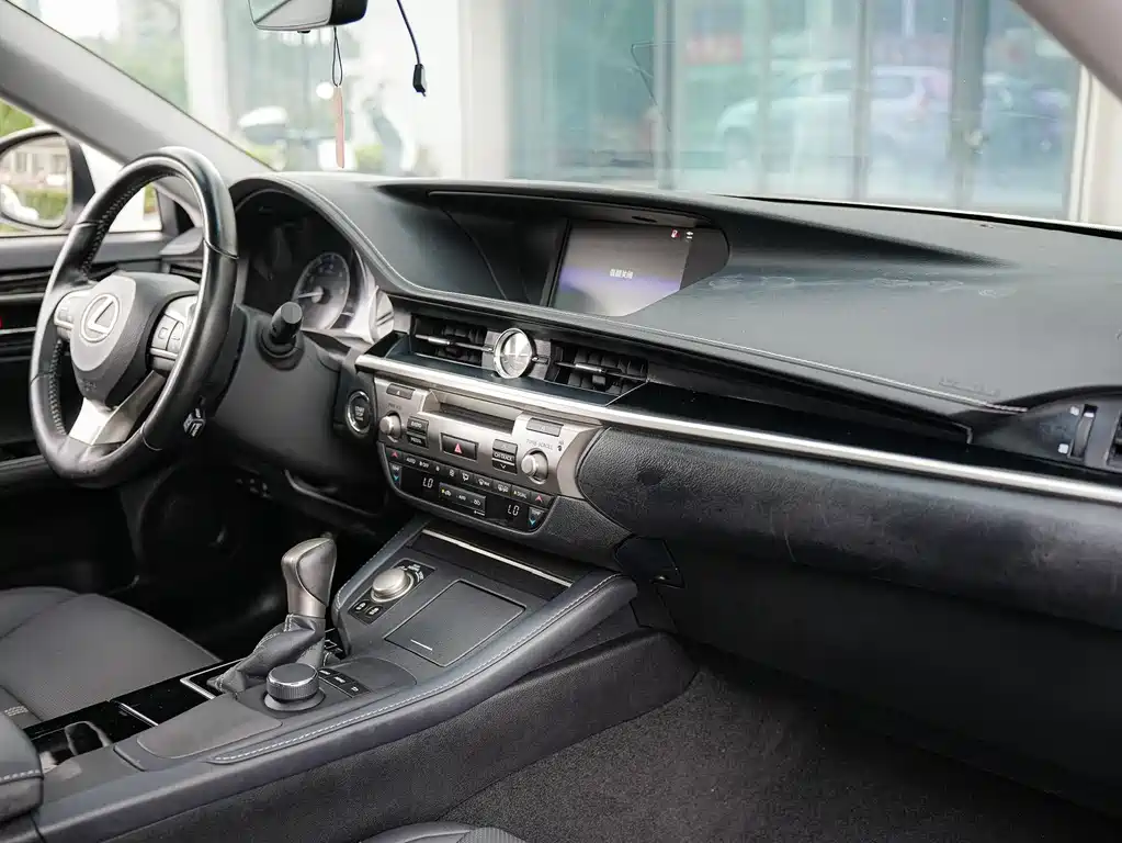 Lexus ES — миниатюра 10