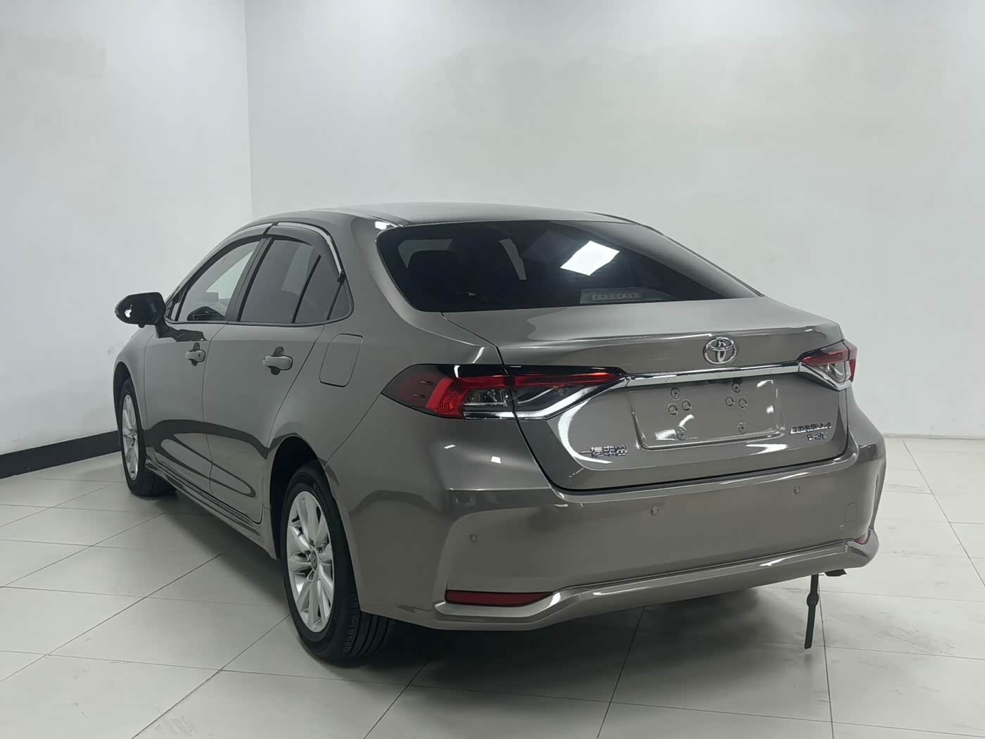 Toyota Corolla 1.2 л 2023 г. Серебристо-серый, пробег 23000 км