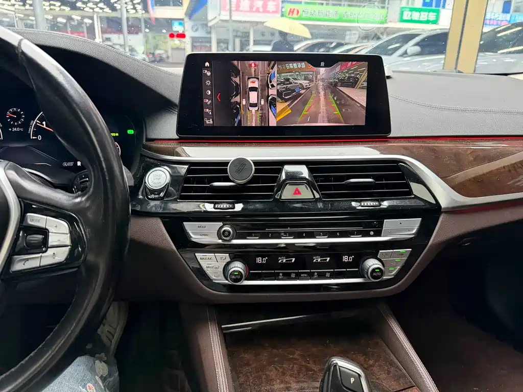 BMW 5 Series — миниатюра 8