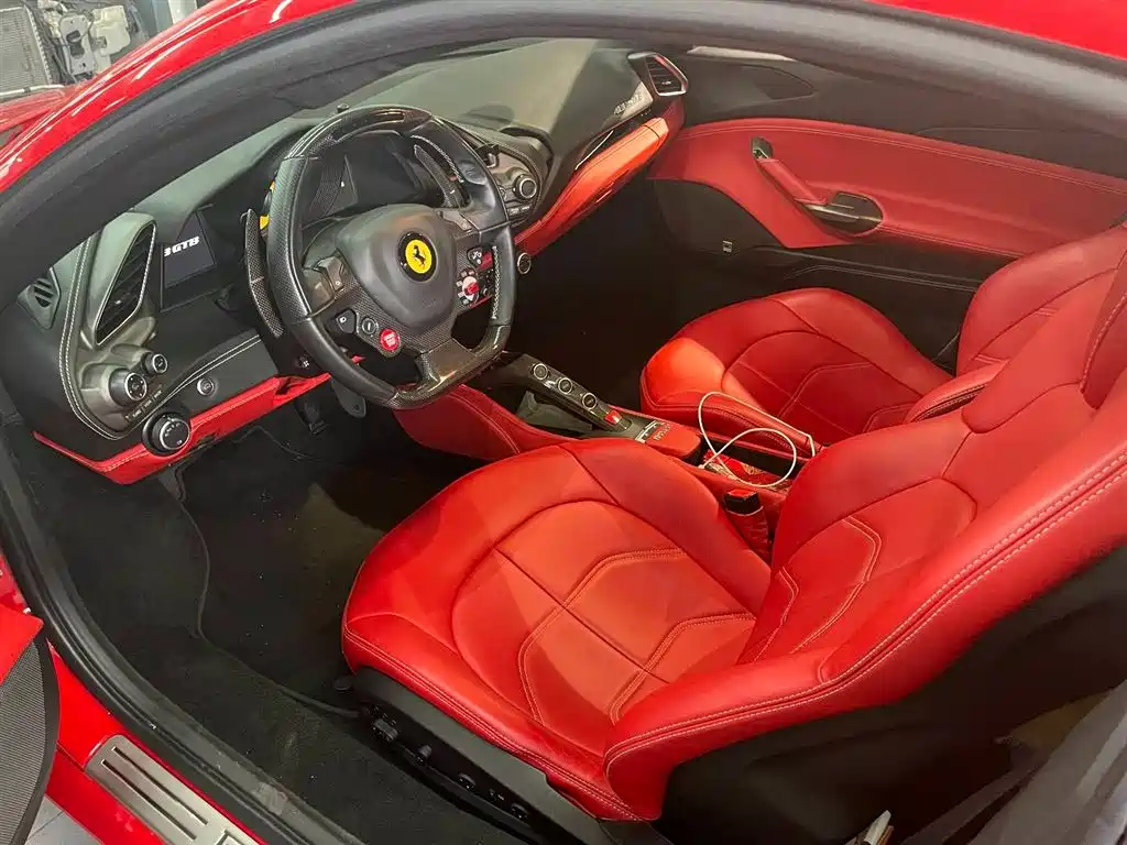 FERRARI 488