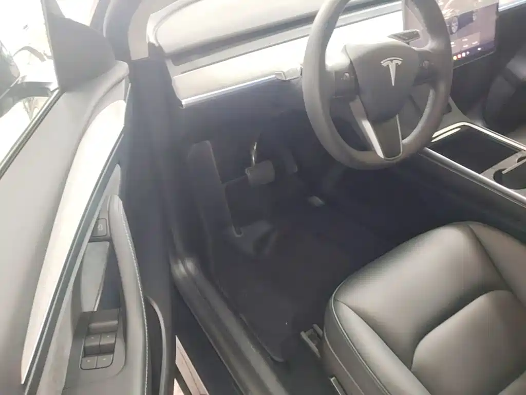 Tesla Model Y — миниатюра 16
