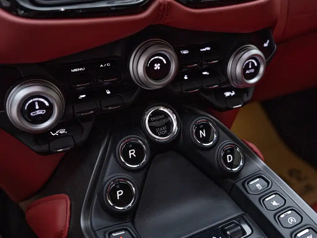 Aston Martin V8 Vantage — миниатюра 18