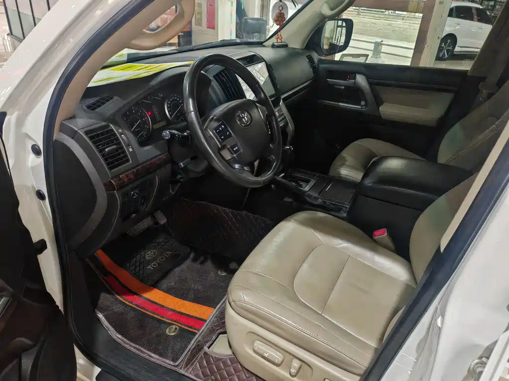 Toyota Land Cruiser 2010 4.0L AT VX