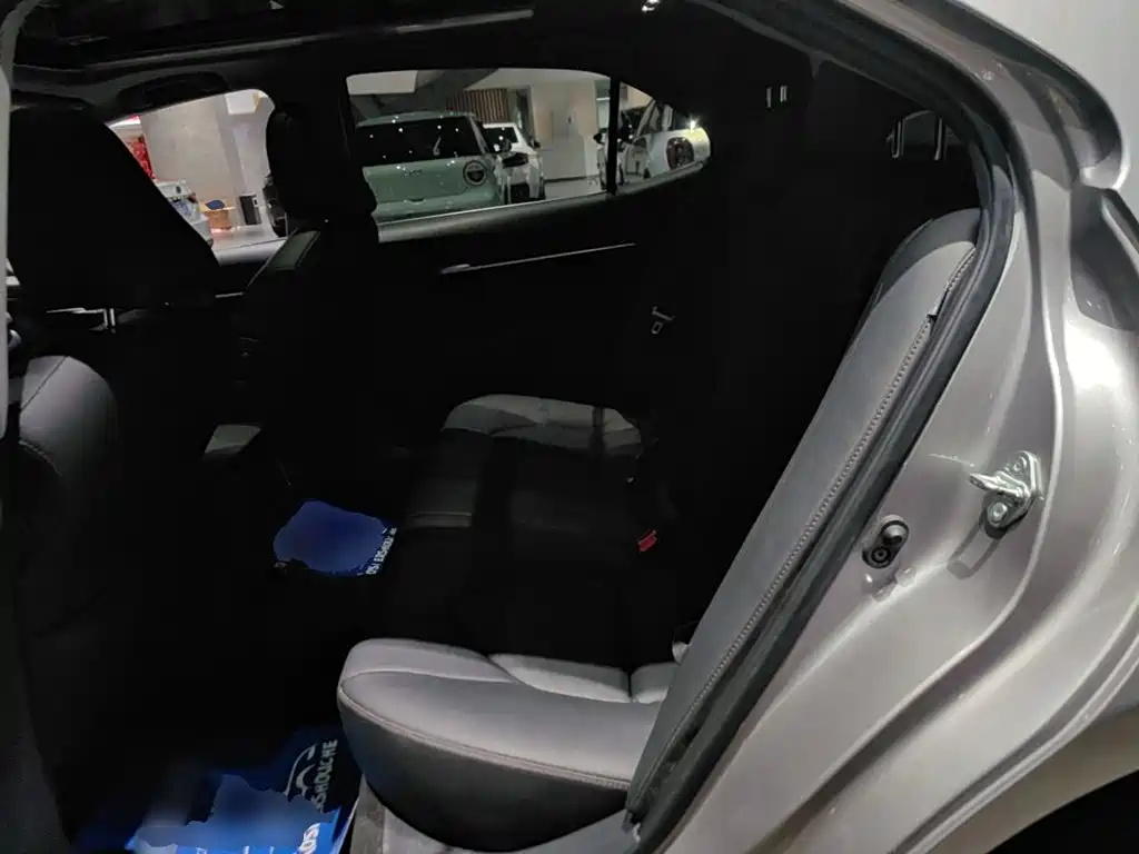 Toyota Camry — миниатюра 17