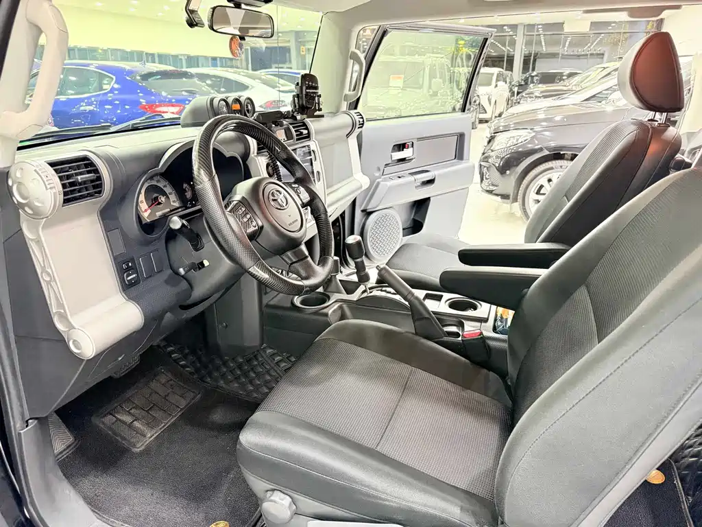 Toyota FJ Cruiser — миниатюра 6