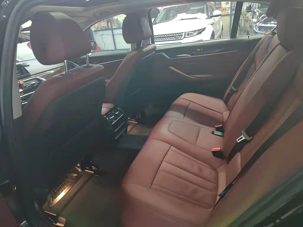 BMW 5 Series — миниатюра 7