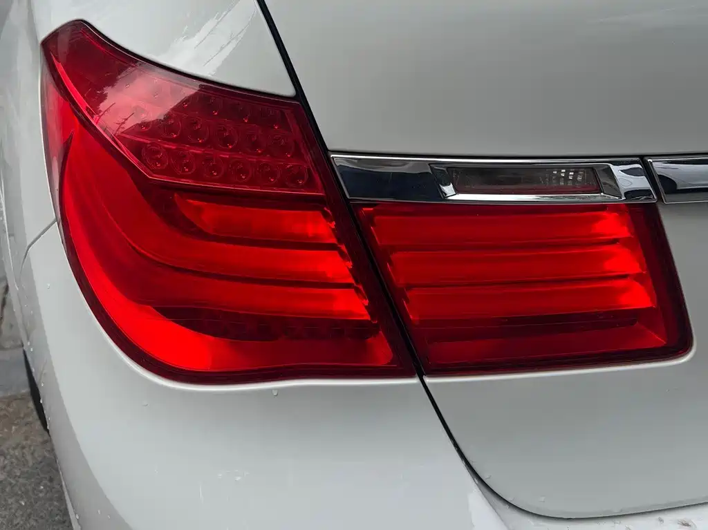 BMW 7 Series — миниатюра 5