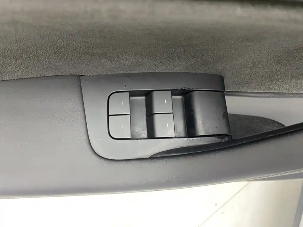 Tesla Model Y — миниатюра 25