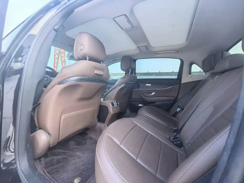 Mercedes-Benz E-Class — миниатюра 8