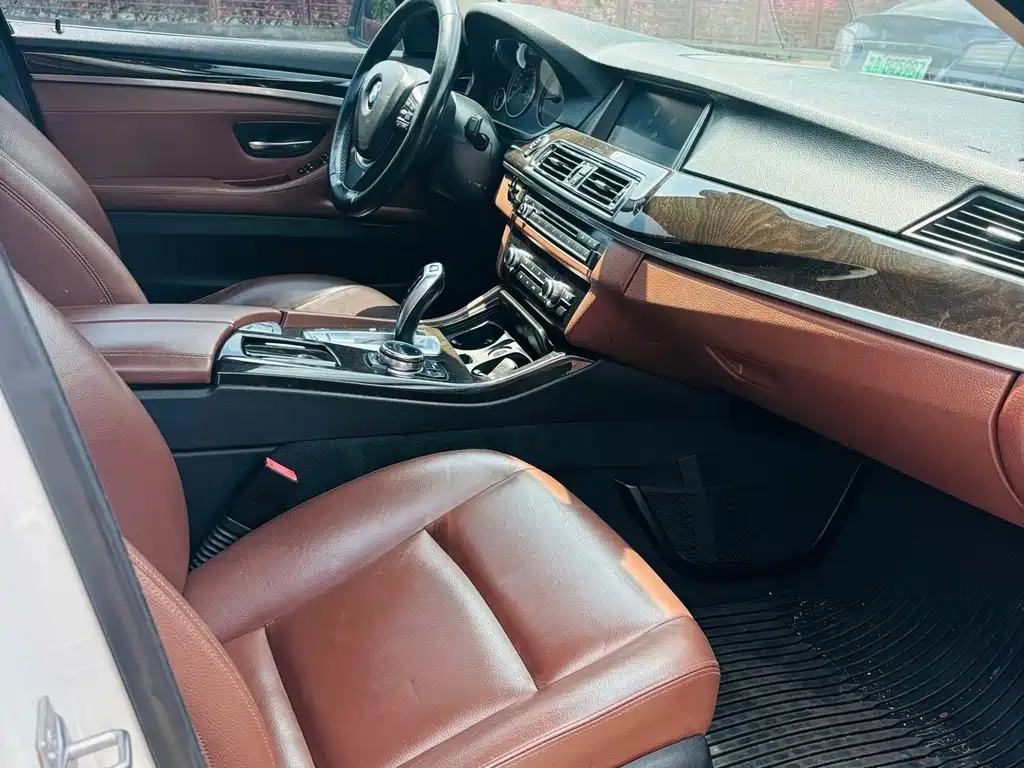 BMW 5 Series — миниатюра 8