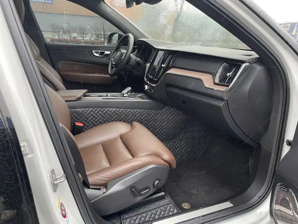 Volvo XC60 2022 T8 Luxury
