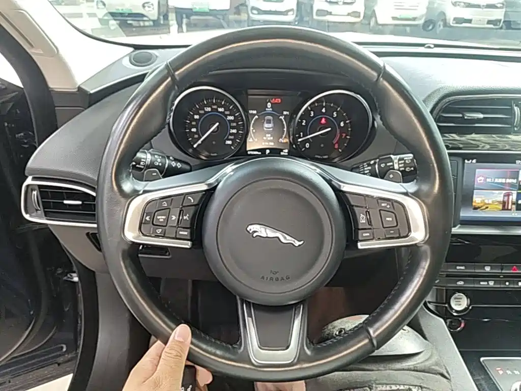 Jaguar F-PACE — миниатюра 11