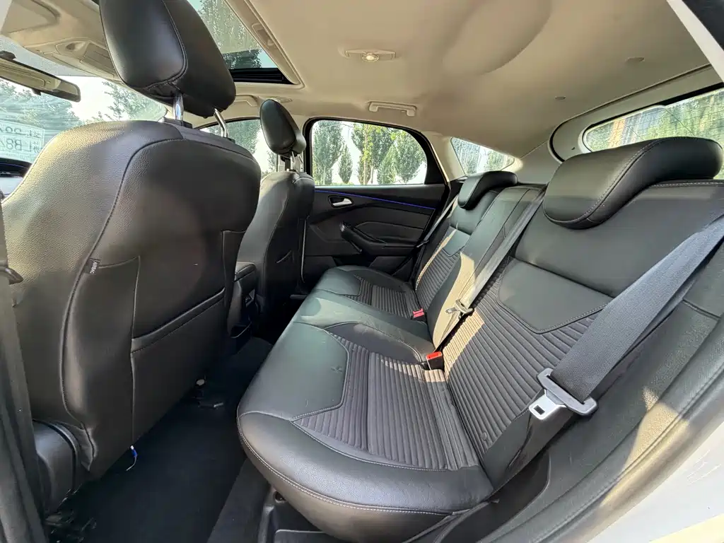 Ford Focus 2015 1.6L AT