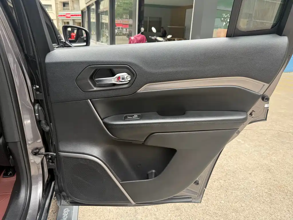 Jeep Commander — миниатюра 28