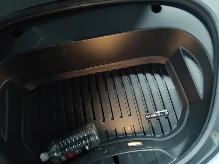 Tesla Model 3 — миниатюра 10