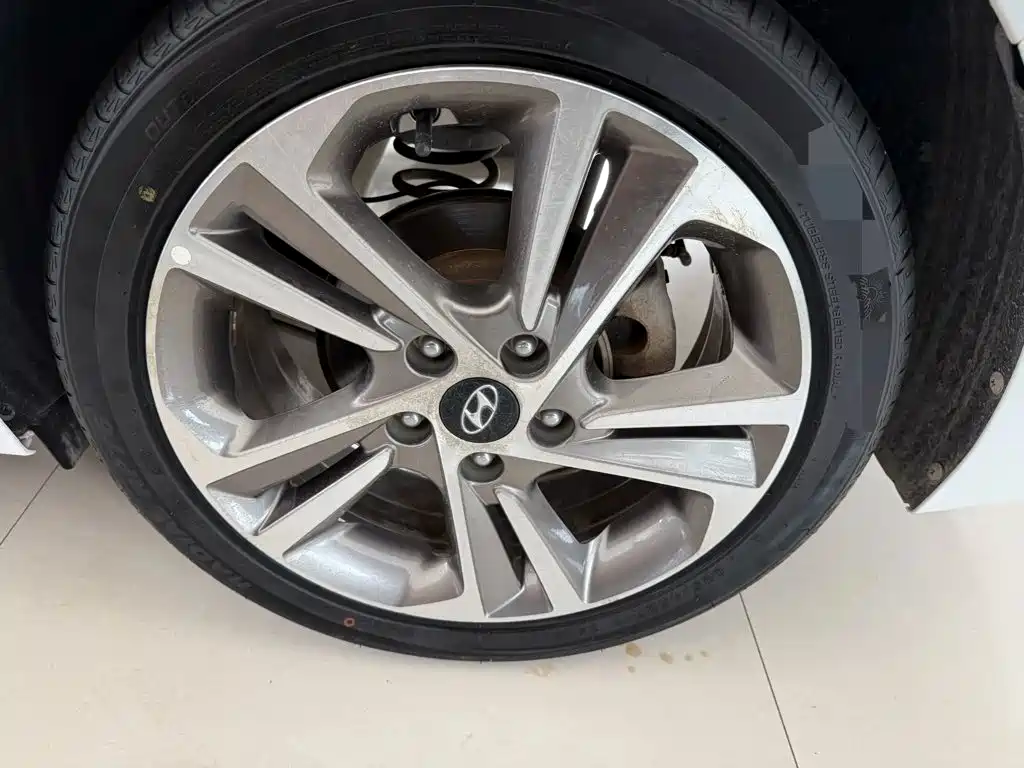 Hyundai Elantra — миниатюра 11