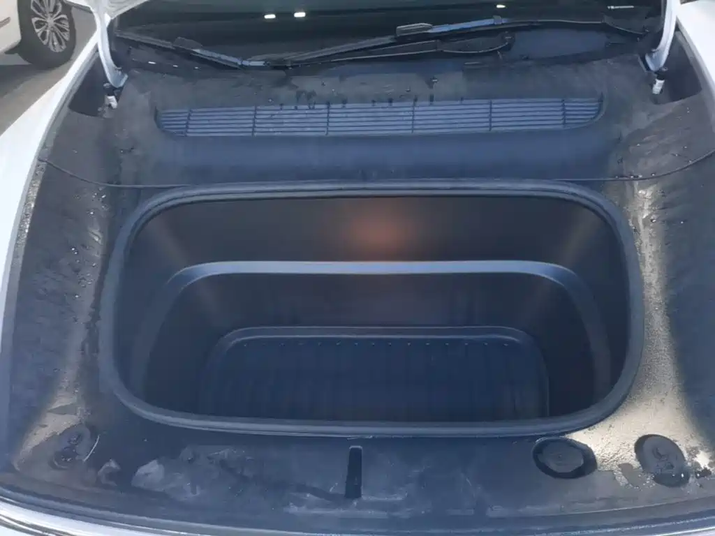 Tesla Model Y — миниатюра 20