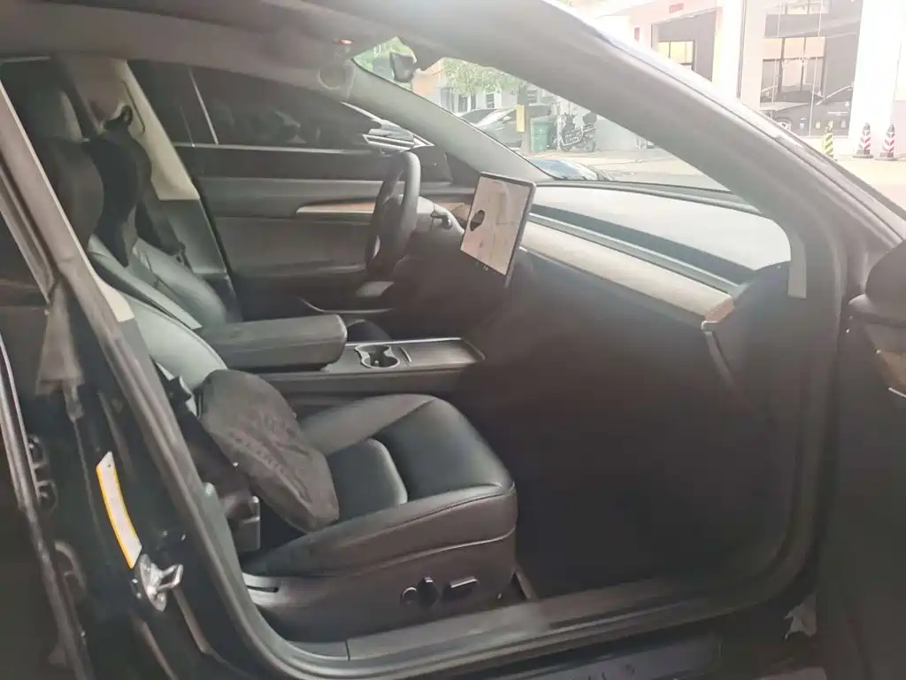 Tesla Model 3 — миниатюра 7