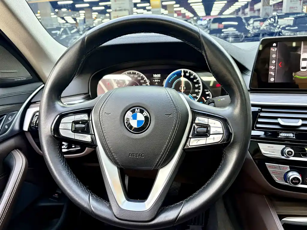 BMW 5 Series New Energy — миниатюра 10