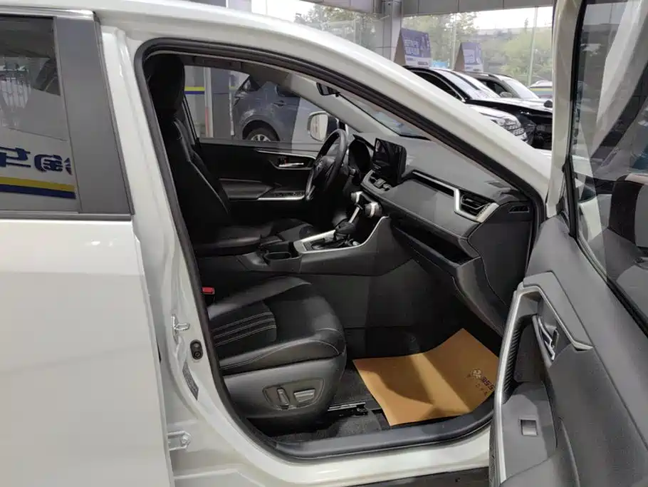 Toyota RAV4 — миниатюра 8