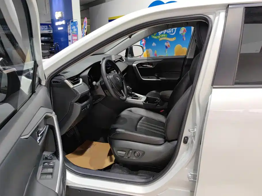 Toyota RAV4 — миниатюра 9