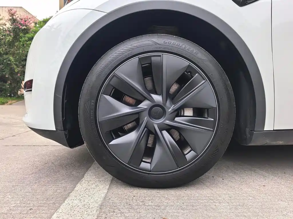 Tesla Model Y — миниатюра 19