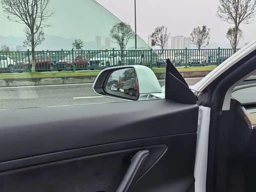 Tesla Model 3 — миниатюра 7