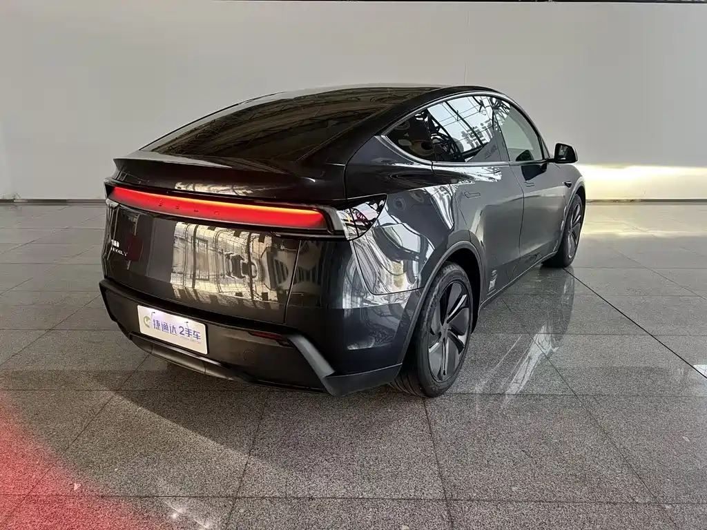Tesla Model Y — миниатюра 25