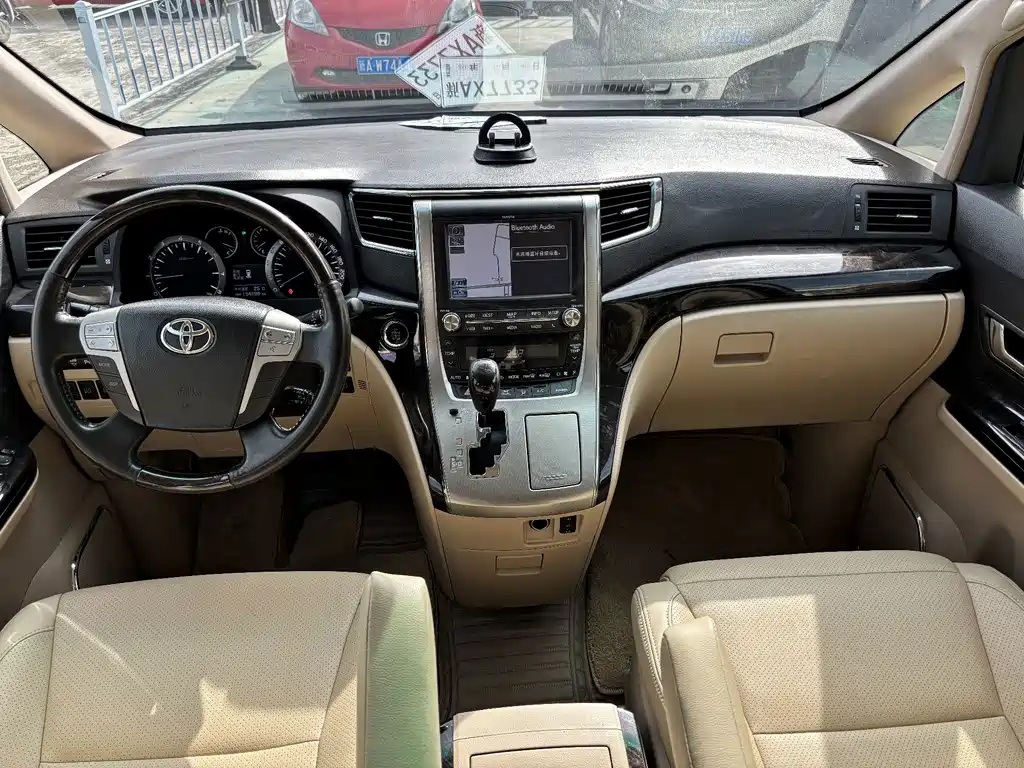 Toyota Alphard — миниатюра 5