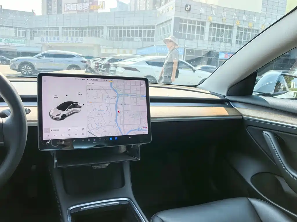 Tesla Model 3 — миниатюра 10