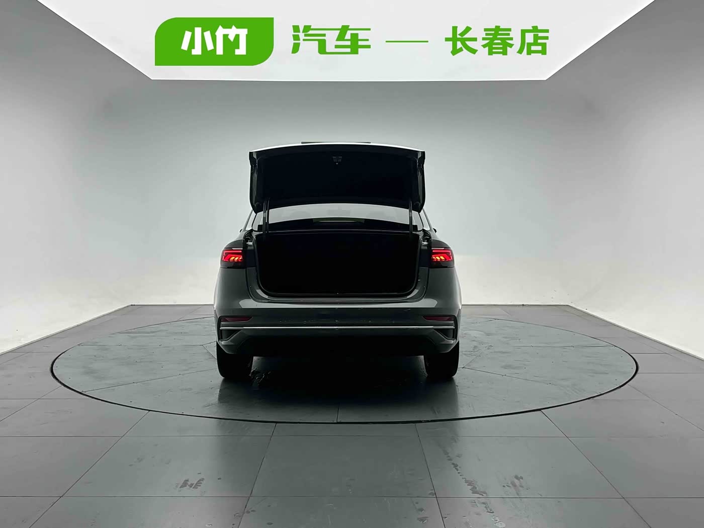 Geely Emgrand 1.5 л 2022 г. Серебристо-серый, пробег 25000 км